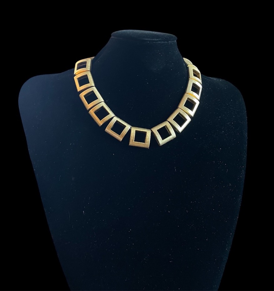 COLLIER RAS-DE-COU GRIFFÉ HELENA RUBINSTEIN MÉTAL DORÉ VERS 1980 BIJOUX COUTURE 