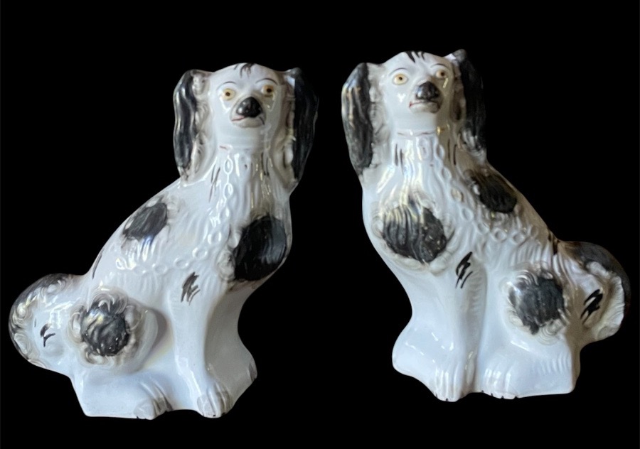PAIRE DE CHIENS EN CÉRAMIQUE STAFFORDSHIRE ANGLETERRE XIXᵉ SIÈCLE ÉPOQUE VICTORIENNE 