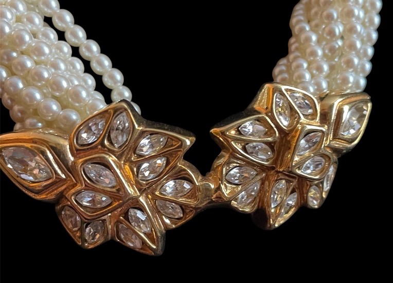 COLLIER  DE LA MAISON ESCADA MULTIRANGS DE PERLES FANTAISIE ET MOTIF FLORAL VERS 1990-photo-4