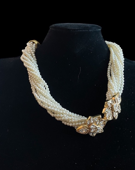 COLLIER  DE LA MAISON ESCADA MULTIRANGS DE PERLES FANTAISIE ET MOTIF FLORAL VERS 1990-photo-1