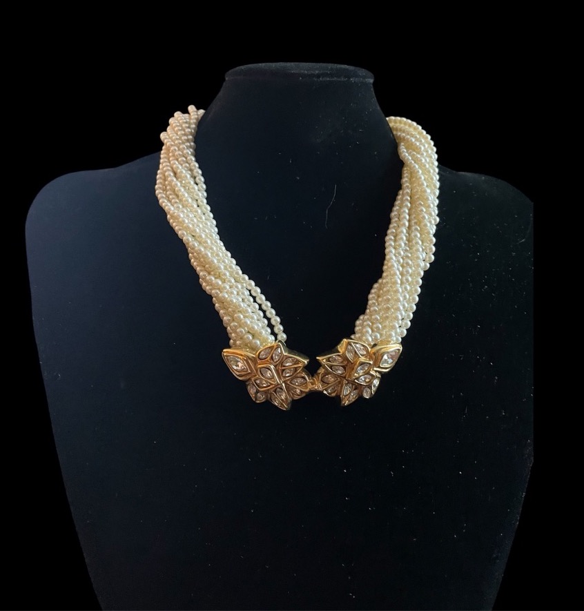 COLLIER  DE LA MAISON ESCADA MULTIRANGS DE PERLES FANTAISIE ET MOTIF FLORAL VERS 1990