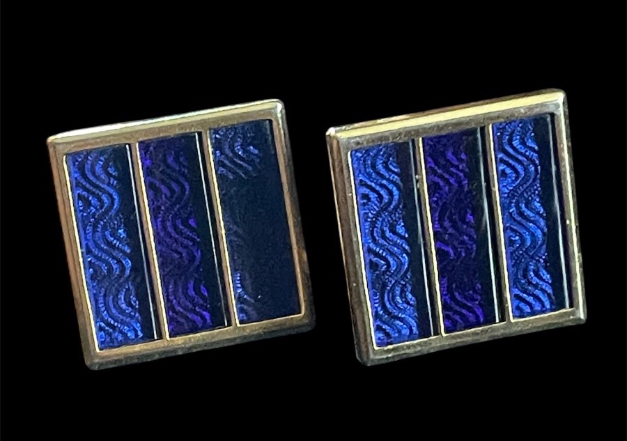 BOUCLES D'OREILLES CLIPS  DE LA MAISON CHRISTIAN DIOR  EN MÉTAL DORÉ  ET ÉMAIL ANNÉES 1980-1990