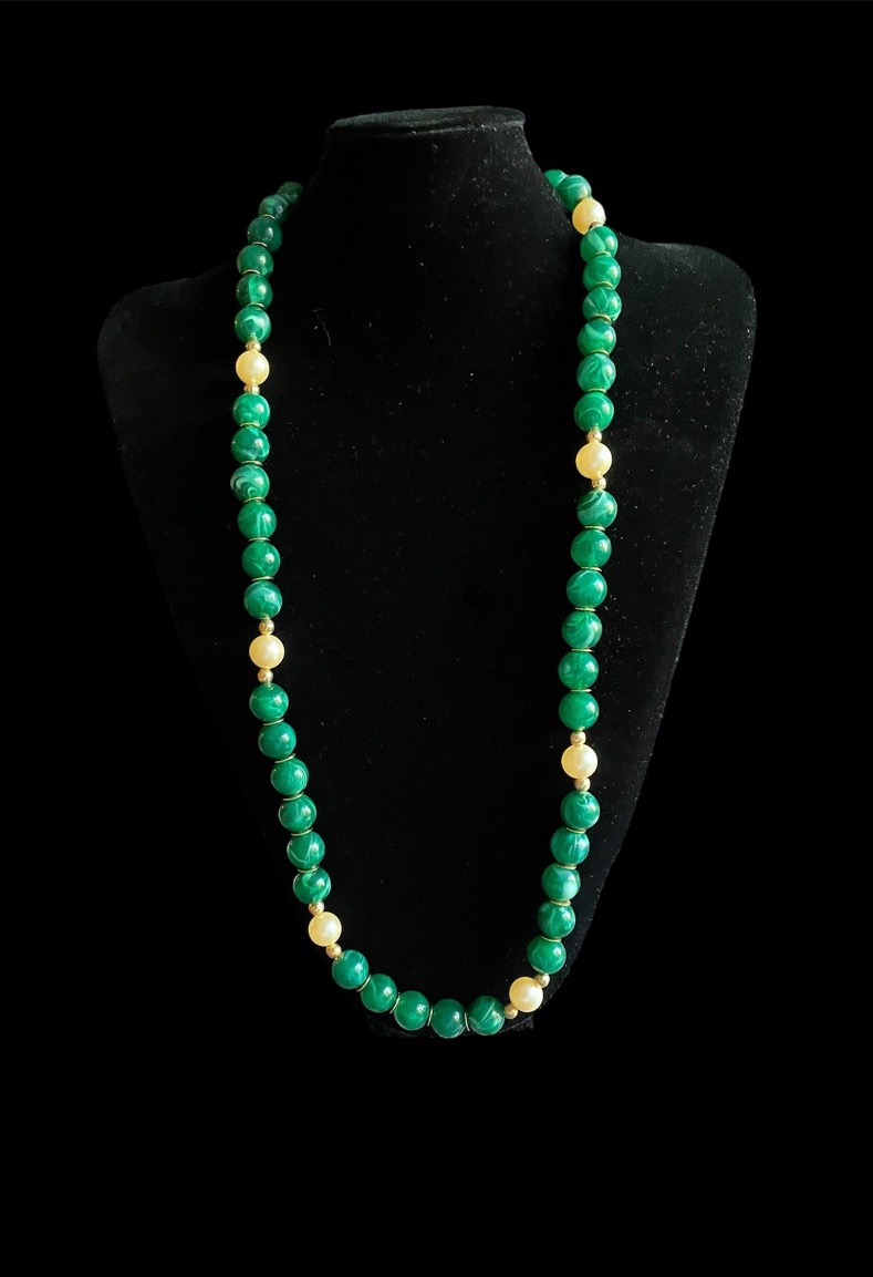 COLLIER SAUTOIR COUTURE DE LA MAISON GUY LAROCHE PERLES FANTAISIE VERTES ET NACRÉES ANNÉES 1980-photo-2