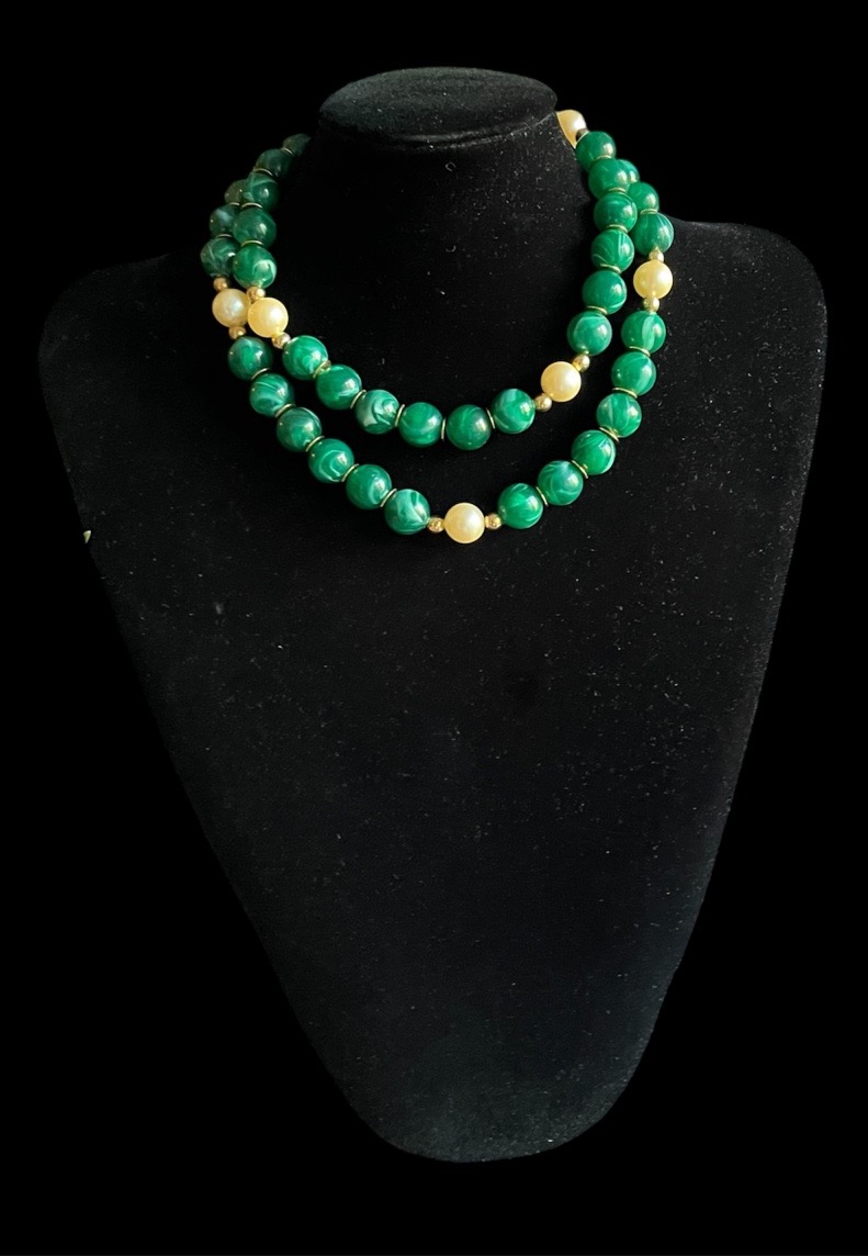 COLLIER SAUTOIR COUTURE DE LA MAISON GUY LAROCHE PERLES FANTAISIE VERTES ET NACRÉES ANNÉES 1980-photo-3