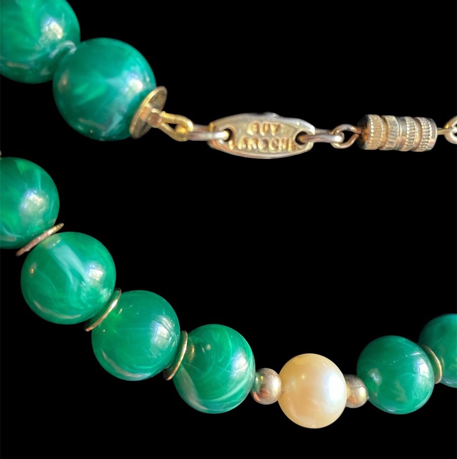 COLLIER SAUTOIR COUTURE DE LA MAISON GUY LAROCHE PERLES FANTAISIE VERTES ET NACRÉES ANNÉES 1980-photo-4