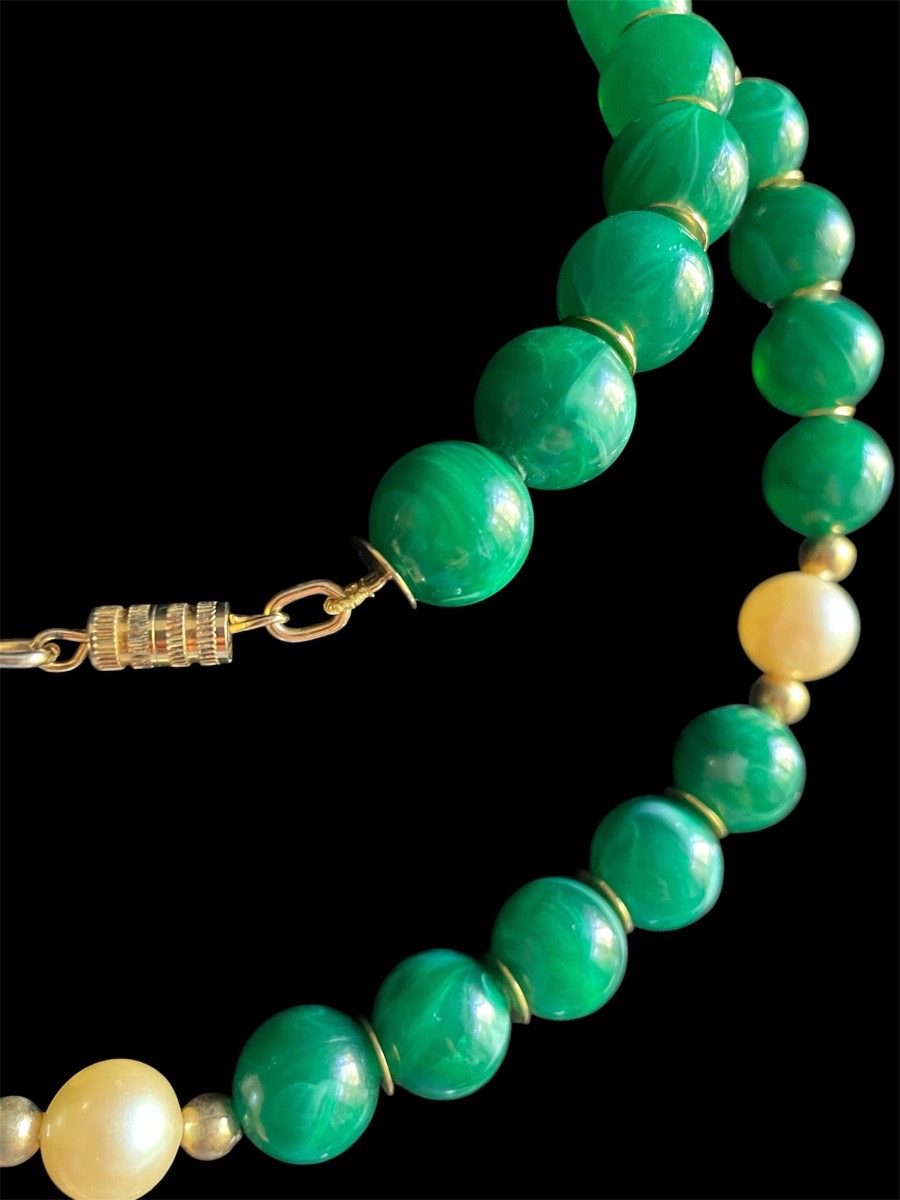 COLLIER SAUTOIR COUTURE DE LA MAISON GUY LAROCHE PERLES FANTAISIE VERTES ET NACRÉES ANNÉES 1980-photo-1