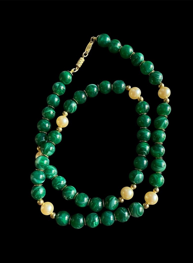 COLLIER SAUTOIR COUTURE DE LA MAISON GUY LAROCHE PERLES FANTAISIE VERTES ET NACRÉES ANNÉES 1980-photo-2