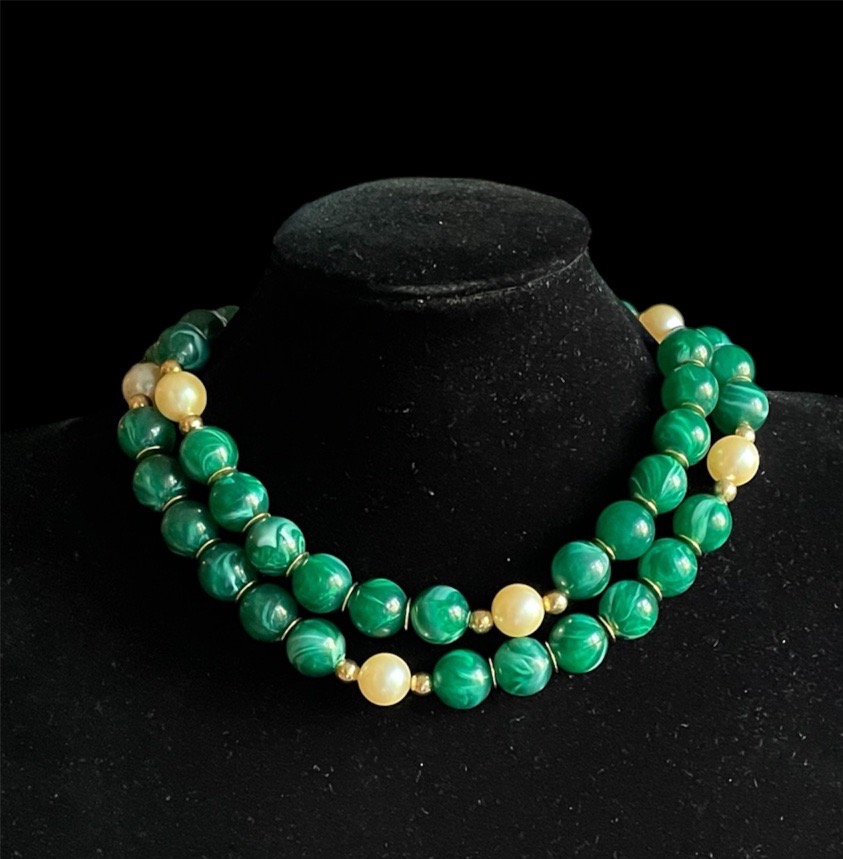 COLLIER SAUTOIR COUTURE DE LA MAISON GUY LAROCHE PERLES FANTAISIE VERTES ET NACRÉES ANNÉES 1980-photo-3