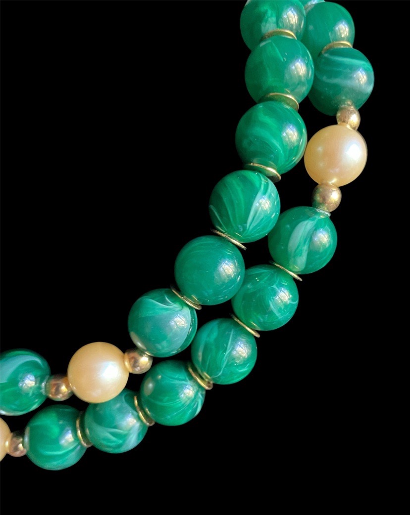 COLLIER SAUTOIR COUTURE DE LA MAISON GUY LAROCHE PERLES FANTAISIE VERTES ET NACRÉES ANNÉES 1980-photo-4