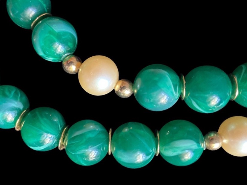 COLLIER SAUTOIR COUTURE DE LA MAISON GUY LAROCHE PERLES FANTAISIE VERTES ET NACRÉES ANNÉES 1980-photo-6