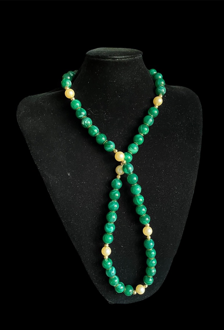 COLLIER SAUTOIR COUTURE DE LA MAISON GUY LAROCHE PERLES FANTAISIE VERTES ET NACRÉES ANNÉES 1980