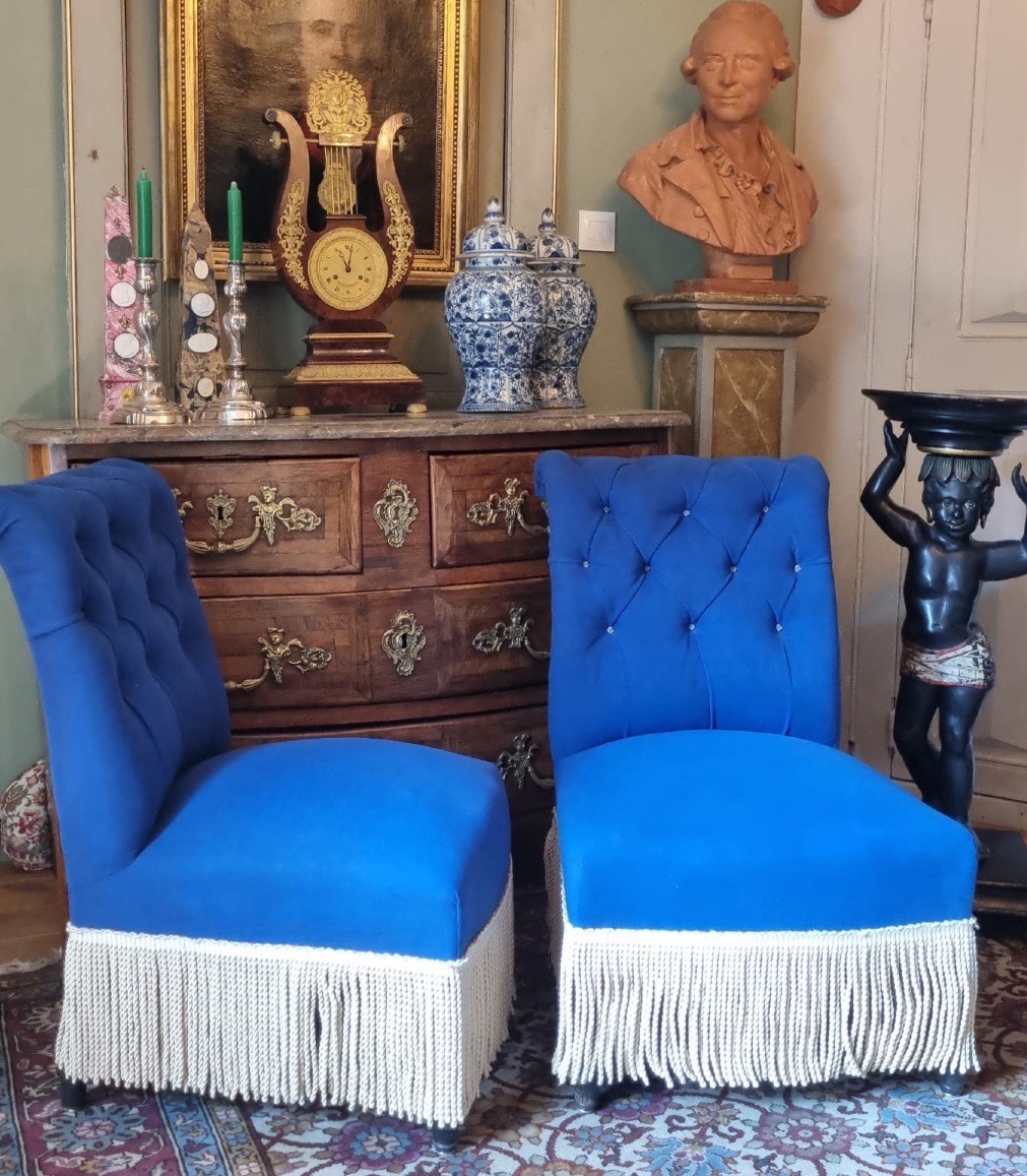 PAIRE DE CHAUFFEUSES NAPOLÉON III EN VELOURS BLEU ROI DOSSIER CAPITONNÉ ET PASSEMENTERIE -photo-2