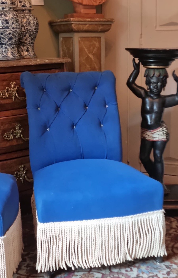 PAIRE DE CHAUFFEUSES NAPOLÉON III EN VELOURS BLEU ROI DOSSIER CAPITONNÉ ET PASSEMENTERIE -photo-3