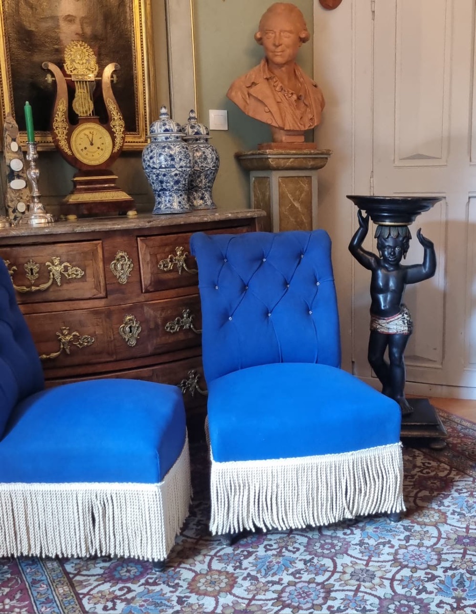 PAIRE DE CHAUFFEUSES NAPOLÉON III EN VELOURS BLEU ROI DOSSIER CAPITONNÉ ET PASSEMENTERIE -photo-1