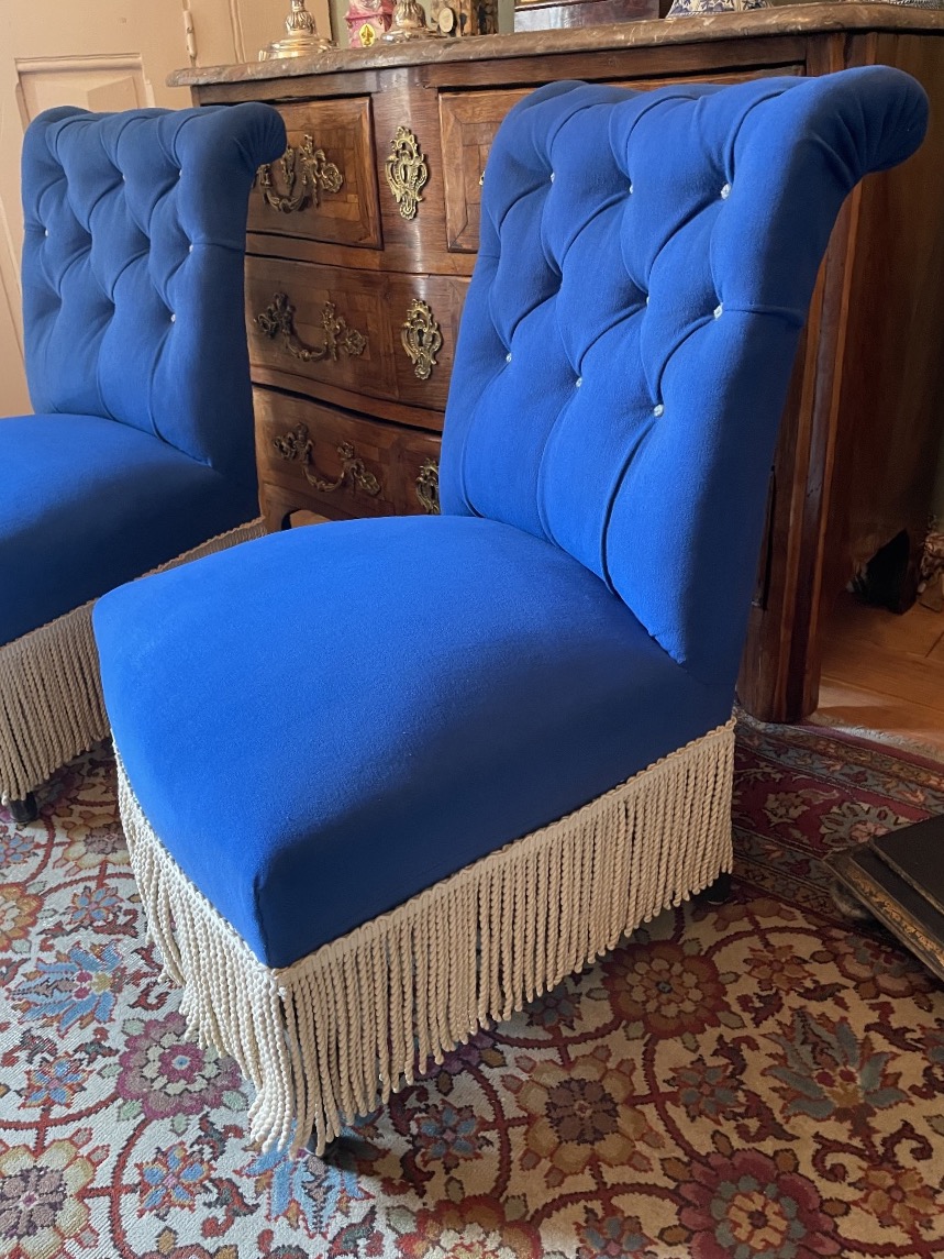 PAIRE DE CHAUFFEUSES NAPOLÉON III EN VELOURS BLEU ROI DOSSIER CAPITONNÉ ET PASSEMENTERIE -photo-2