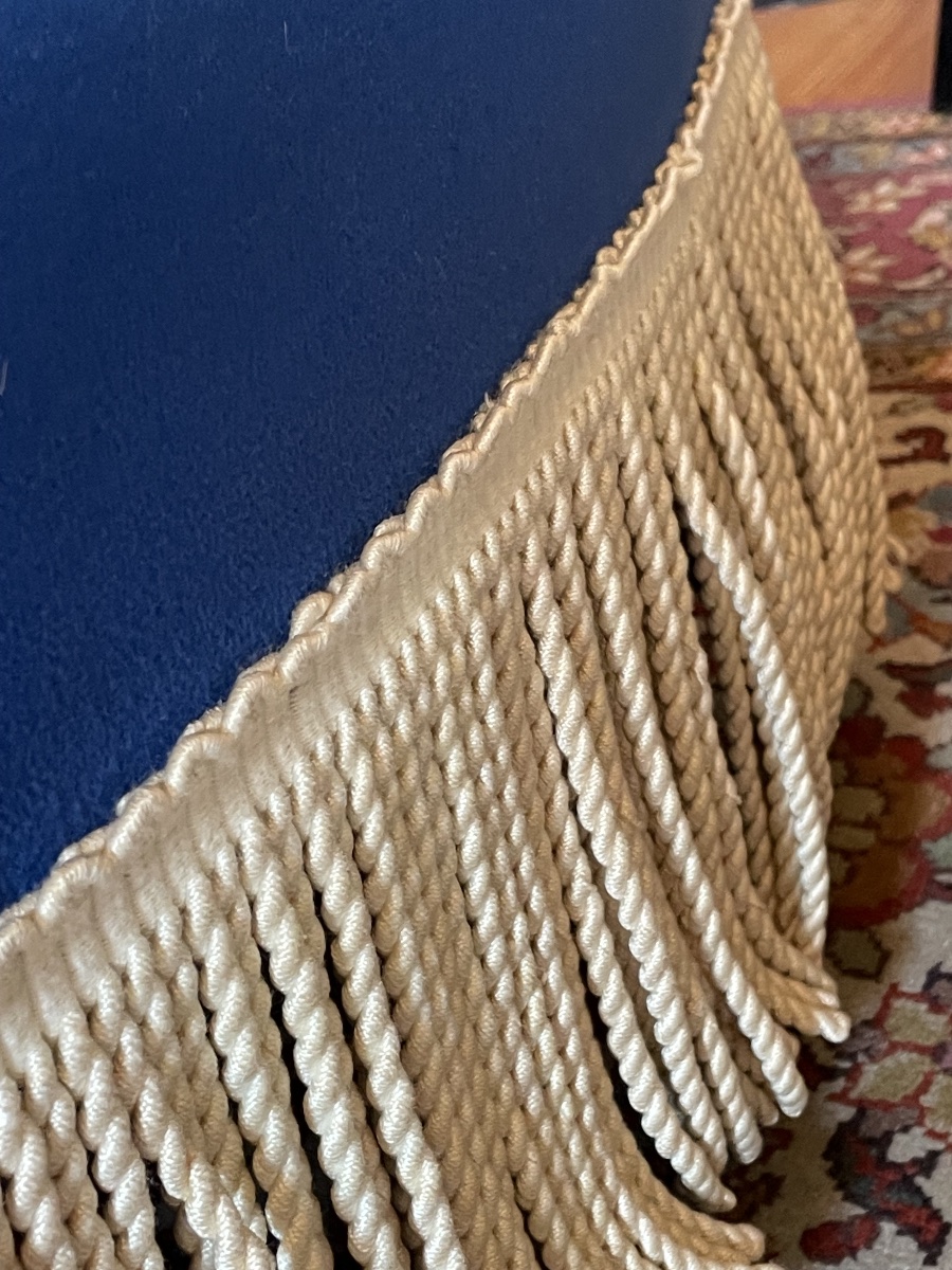 PAIRE DE CHAUFFEUSES NAPOLÉON III EN VELOURS BLEU ROI DOSSIER CAPITONNÉ ET PASSEMENTERIE -photo-5