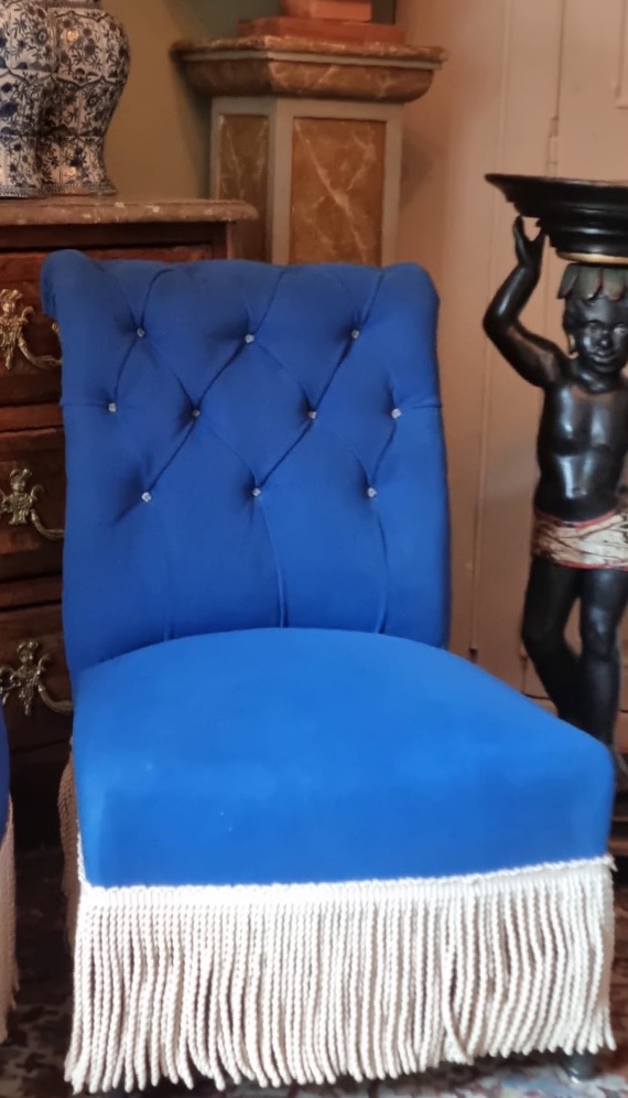 PAIRE DE CHAUFFEUSES NAPOLÉON III EN VELOURS BLEU ROI DOSSIER CAPITONNÉ ET PASSEMENTERIE -photo-8