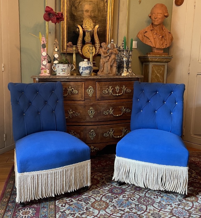 PAIRE DE CHAUFFEUSES NAPOLÉON III EN VELOURS BLEU ROI DOSSIER CAPITONNÉ ET PASSEMENTERIE 