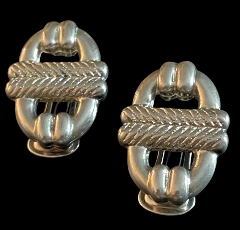 BOUCLES D’OREILLES CLIPS COUTURE MAISON GUY LAROCHE EN MÉTAL ARGENTÉ À MAILLON MARIN VERS 1980-photo-2