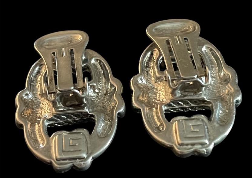 BOUCLES D’OREILLES CLIPS COUTURE MAISON GUY LAROCHE EN MÉTAL ARGENTÉ À MAILLON MARIN VERS 1980-photo-1