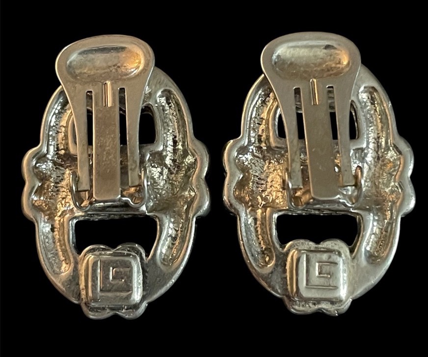 BOUCLES D’OREILLES CLIPS COUTURE MAISON GUY LAROCHE EN MÉTAL ARGENTÉ À MAILLON MARIN VERS 1980-photo-3