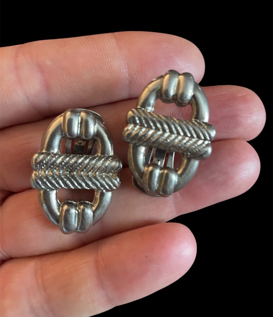 BOUCLES D’OREILLES CLIPS COUTURE MAISON GUY LAROCHE EN MÉTAL ARGENTÉ À MAILLON MARIN VERS 1980-photo-4