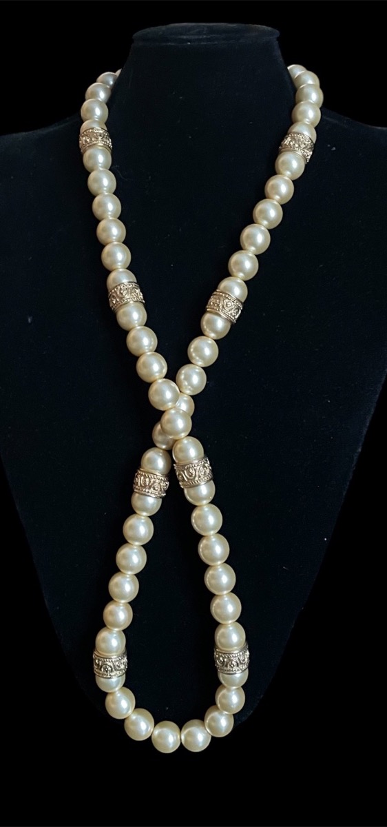 SAUTOIR DE LA MAISON GUY LAROCHE PERLES FANTAISIE EN VERRES ET MÉTAL DORÉ 1980 BIJOU COUTURE