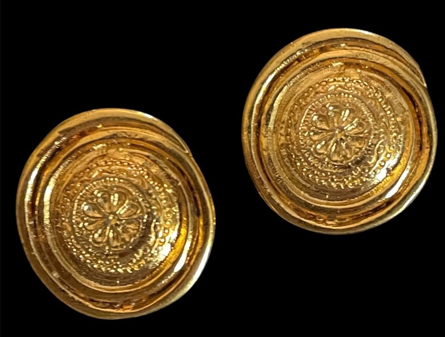 PAIRE DE CLIPS DE LA MAISON YVES SAINT LAURENT EN MÉTAL DORÉ D’INSPIRATION ÉTRUSQUE TRAVAIL D-photo-2
