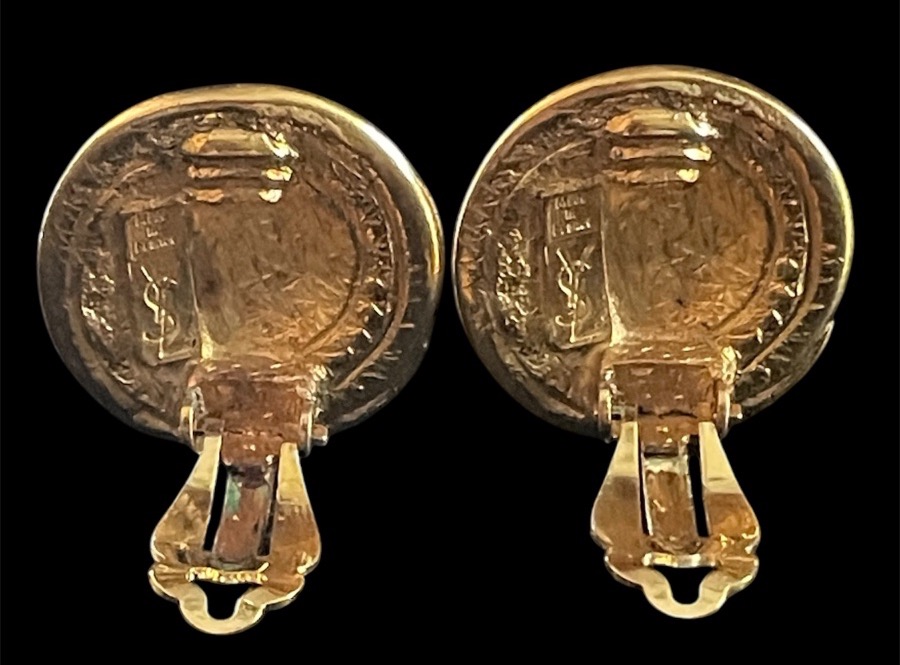 PAIRE DE CLIPS DE LA MAISON YVES SAINT LAURENT EN MÉTAL DORÉ D’INSPIRATION ÉTRUSQUE TRAVAIL D-photo-4