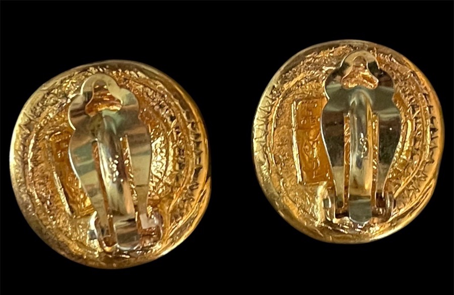 PAIRE DE CLIPS DE LA MAISON YVES SAINT LAURENT EN MÉTAL DORÉ D’INSPIRATION ÉTRUSQUE TRAVAIL D-photo-1