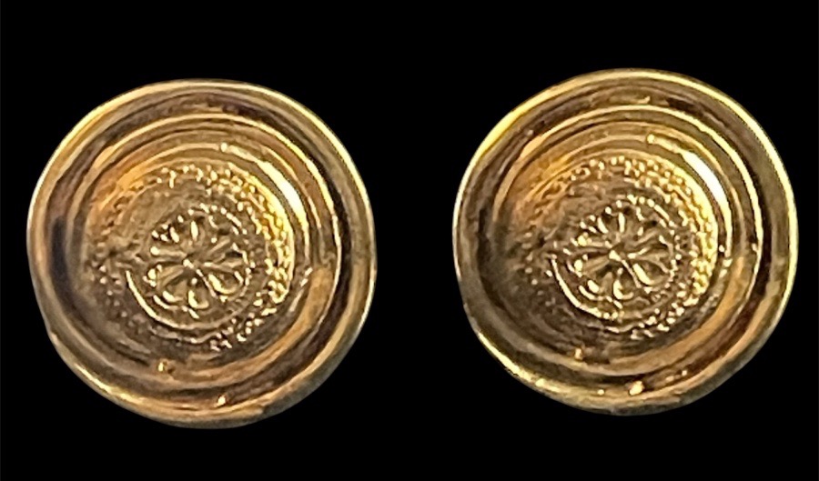 PAIRE DE CLIPS DE LA MAISON YVES SAINT LAURENT EN MÉTAL DORÉ D’INSPIRATION ÉTRUSQUE TRAVAIL D-photo-3