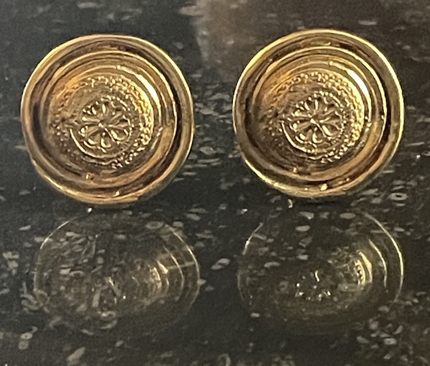 PAIRE DE CLIPS DE LA MAISON YVES SAINT LAURENT EN MÉTAL DORÉ D’INSPIRATION ÉTRUSQUE TRAVAIL D-photo-6