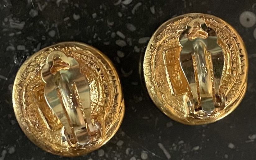 PAIRE DE CLIPS DE LA MAISON YVES SAINT LAURENT EN MÉTAL DORÉ D’INSPIRATION ÉTRUSQUE TRAVAIL D-photo-8