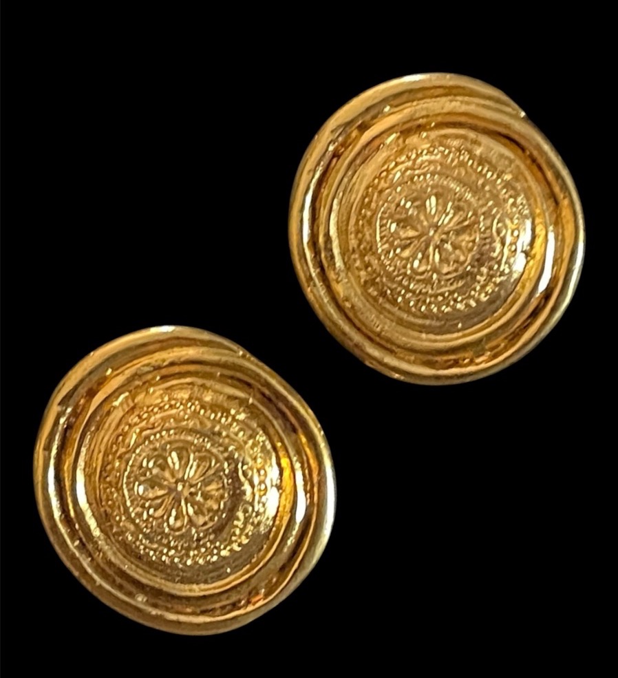 PAIRE DE CLIPS DE LA MAISON YVES SAINT LAURENT EN MÉTAL DORÉ D’INSPIRATION ÉTRUSQUE TRAVAIL D