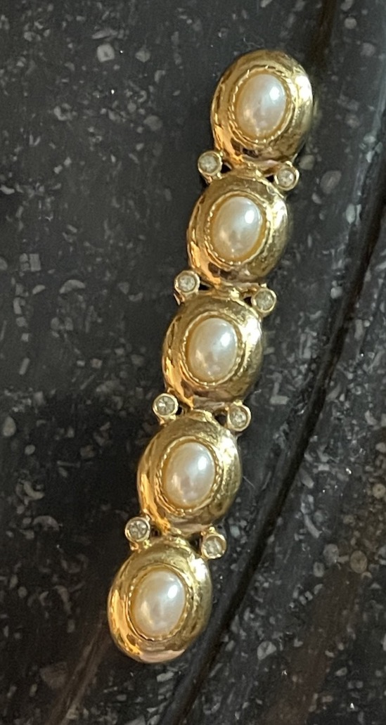 Givenchy Paris New York Brooch, Gold-plated Metal With Fancy Pearls And Rhinestones V-photo-3