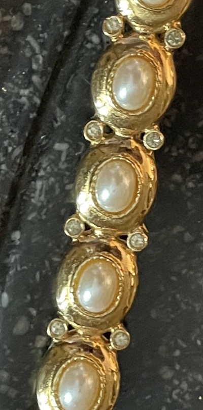 Givenchy Paris New York Brooch, Gold-plated Metal With Fancy Pearls And Rhinestones V-photo-7