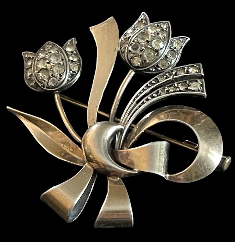 BROCHE BOUQUET DE FLEURS DE GEORGES LEGROS EN ARGENT  VERMEIL ET STRASS  VERS 1940-1950 