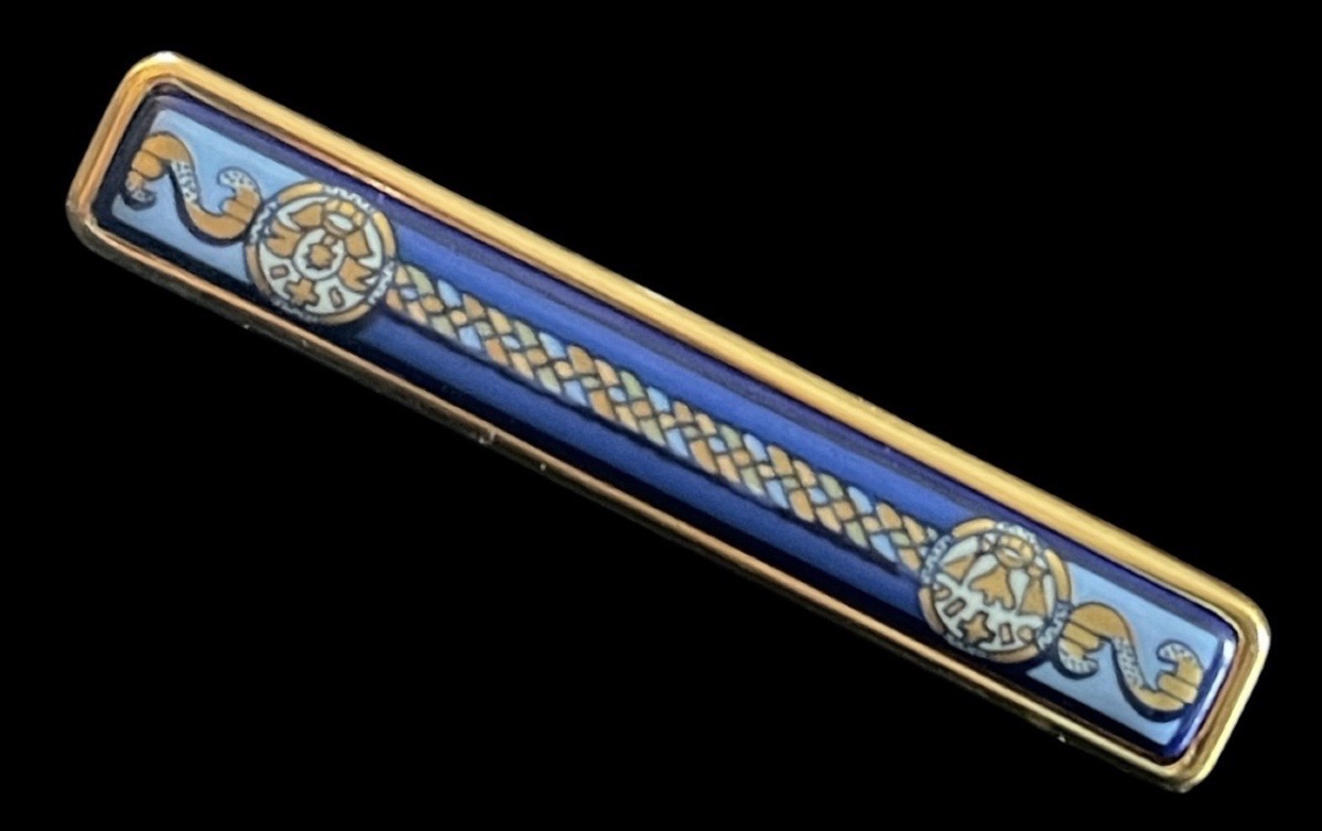 BROCHE BARRETTE DE LA MAISON HERMÈS EN PLAQUÉ OR ET ÉMAIL BLEU MADE IN FRANCE 