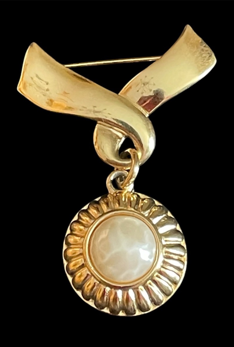 BROCHE COUTURE DE LA MAISON GIVENCHY  EN MÉTAL DORÉ  ET CABOCHON NACRÉ GIVENCHY PARIS  NEW-YORK