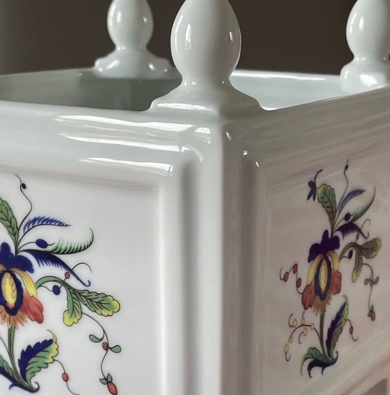 CAISSE À FLEURS  OU CACHET-POT EN PORCELAINE DE LIMOGES MAISON RAYNAUD MODÈLE LOUVIERS  -photo-7