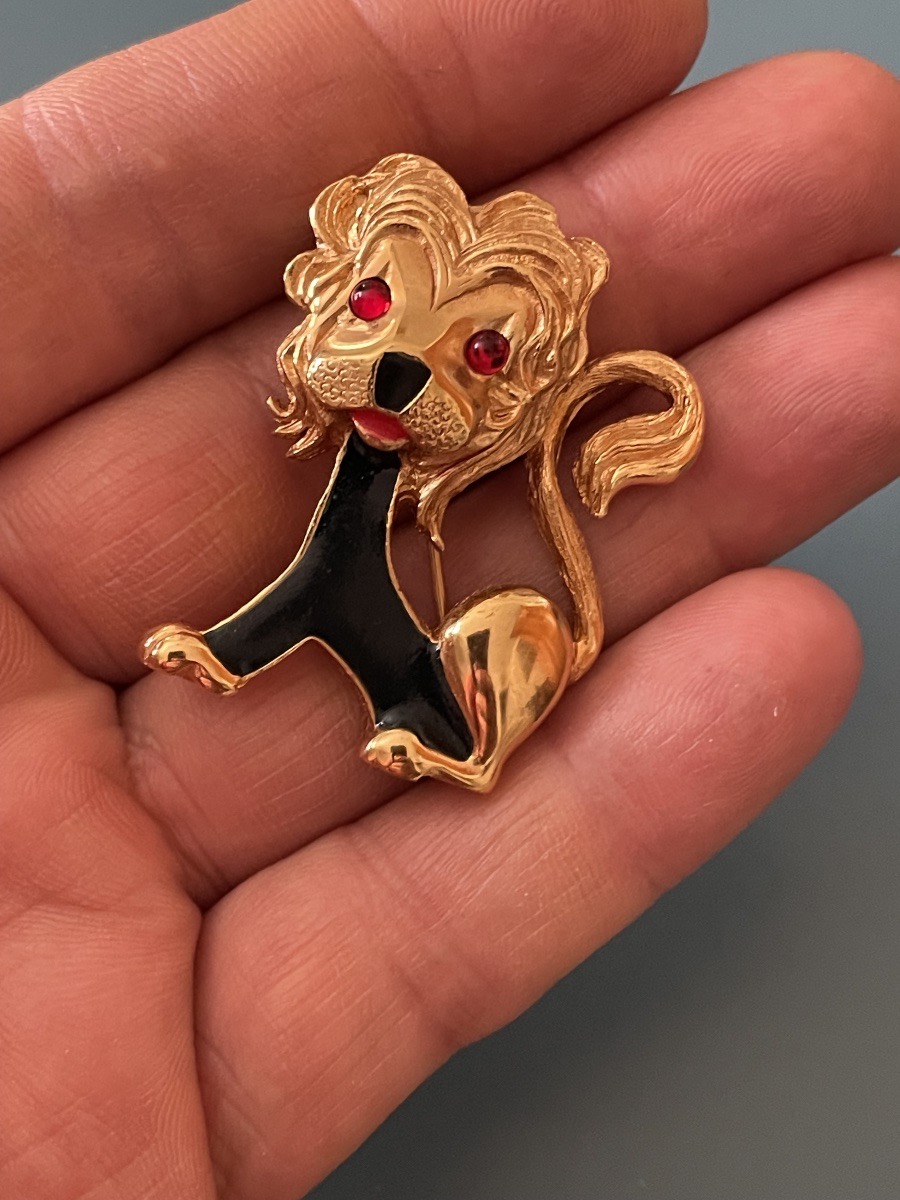 Carven Lion Bestiary Brooch In Gold-plated Metal And Red Stones -photo-2