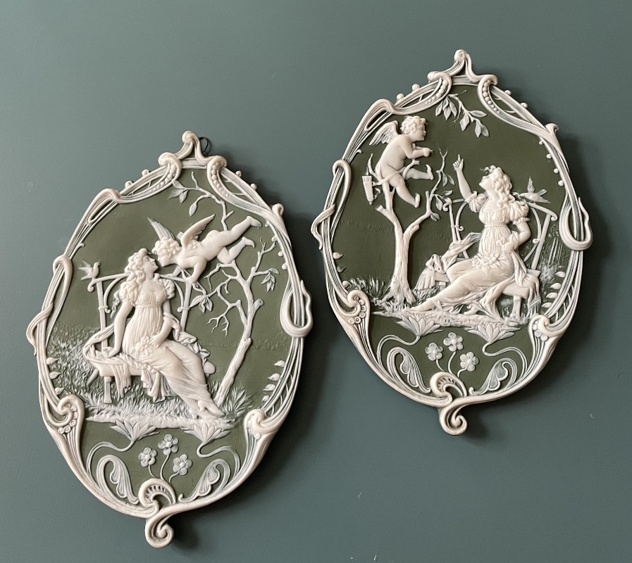PAIRE DE PLAQUES MÉDAILLONS EN BISCUIT  STYLE ART NOUVEAU DANS LE GOÛT DE WEDGWOOD XXᵉ SIÈCLE-photo-8