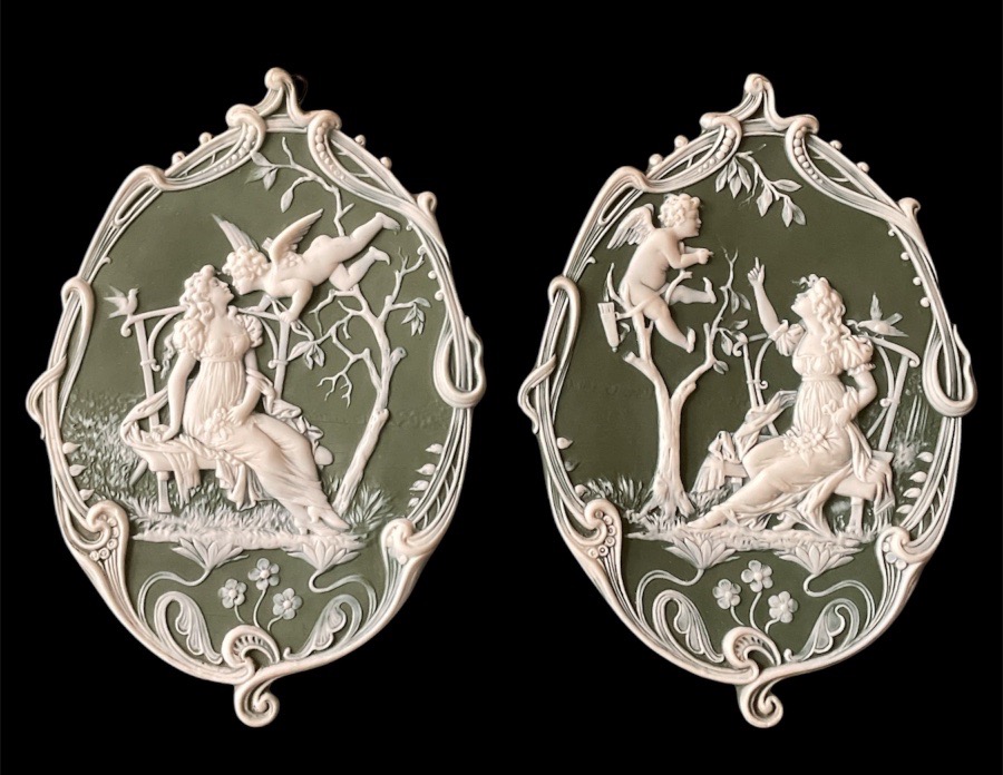 PAIRE DE PLAQUES MÉDAILLONS EN BISCUIT  STYLE ART NOUVEAU DANS LE GOÛT DE WEDGWOOD XXᵉ SIÈCLE