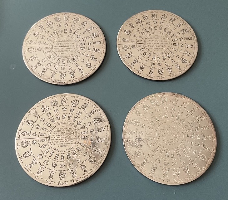 ENSEMBLE DE 4 DESSOUS DE VERRES EN MÉTAL ARGENTÉS DE LA MAISON CHRISTOFLE LES FERMIERS GÉNÉRAUX-photo-2
