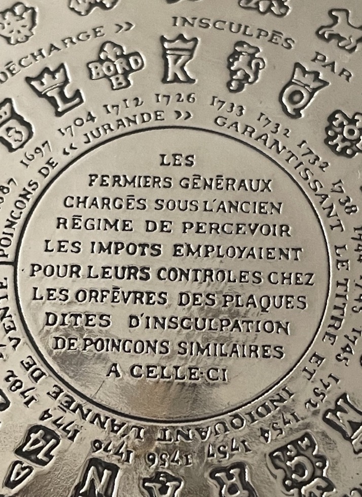 ENSEMBLE DE 4 DESSOUS DE VERRES EN MÉTAL ARGENTÉS DE LA MAISON CHRISTOFLE LES FERMIERS GÉNÉRAUX-photo-4