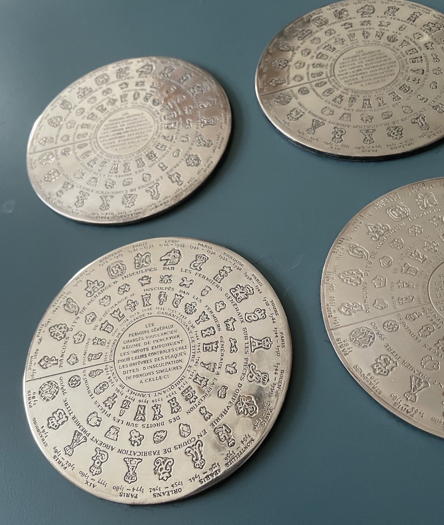 ENSEMBLE DE 4 DESSOUS DE VERRES EN MÉTAL ARGENTÉS DE LA MAISON CHRISTOFLE LES FERMIERS GÉNÉRAUX-photo-2