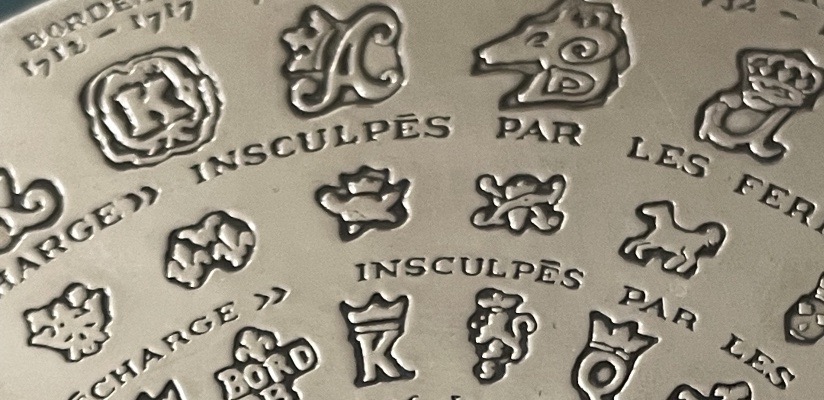 ENSEMBLE DE 4 DESSOUS DE VERRES EN MÉTAL ARGENTÉS DE LA MAISON CHRISTOFLE LES FERMIERS GÉNÉRAUX-photo-7
