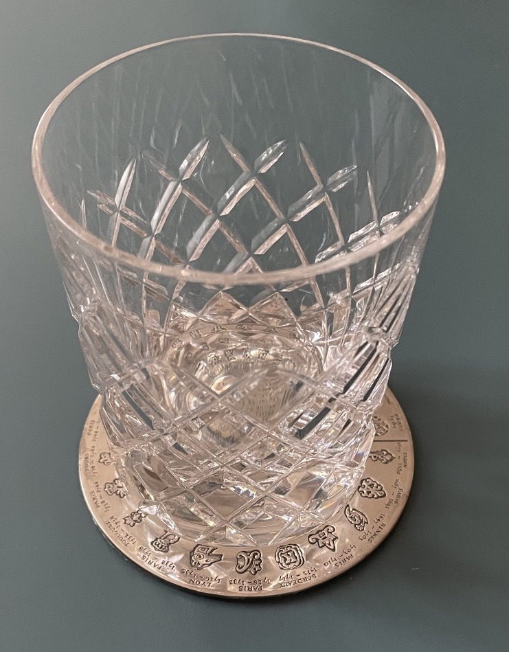 ENSEMBLE DE 4 DESSOUS DE VERRES EN MÉTAL ARGENTÉS DE LA MAISON CHRISTOFLE LES FERMIERS GÉNÉRAUX-photo-8