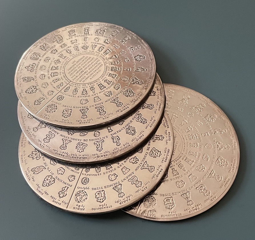 ENSEMBLE DE 4 DESSOUS DE VERRES EN MÉTAL ARGENTÉS DE LA MAISON CHRISTOFLE LES FERMIERS GÉNÉRAUX