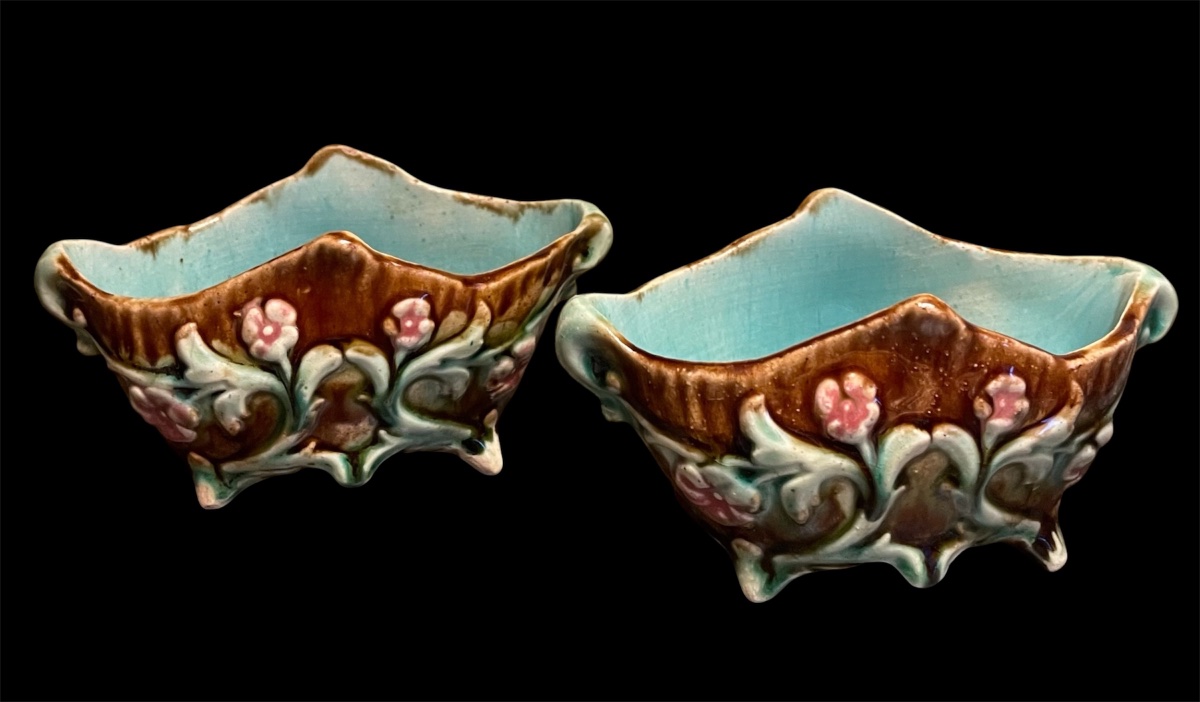 PAIRE DE PETITES JARDINIÈRES EN FAÏENCE ÉMAILLÉE À DÉCOR FLORAL STYLE ART NOUVEAU DÉBUT XXE 